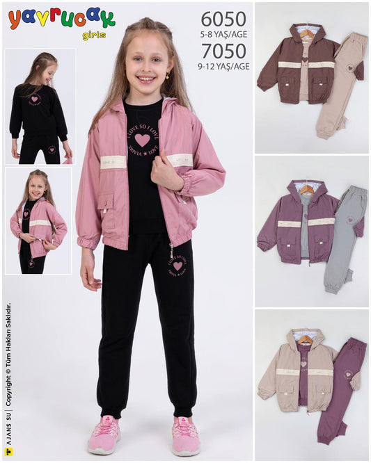 Yagmurluklu üçlü takim